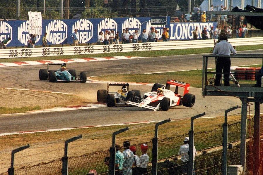 Ayrton Senna perd la victoire en percutant un retardataire au GP d'Italie 1988. (Crédits : Auto Live Magazine)