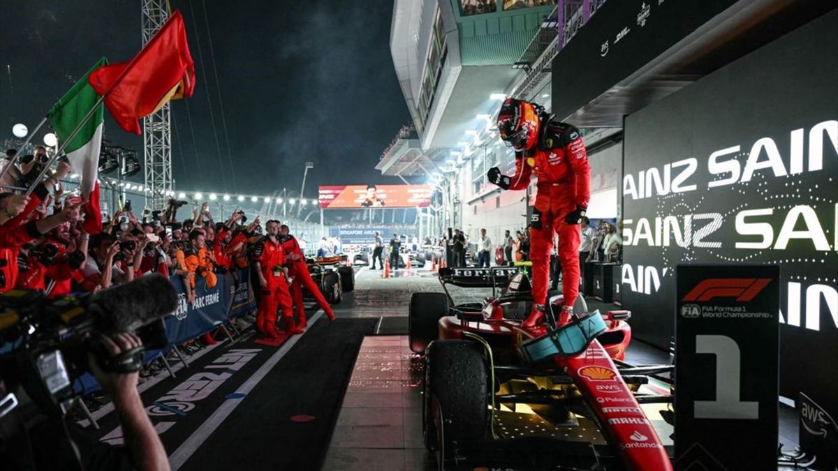 C. Sainz (Ferrari) célèbre sa victoire à Singapour. (Crédits : Eurosport)