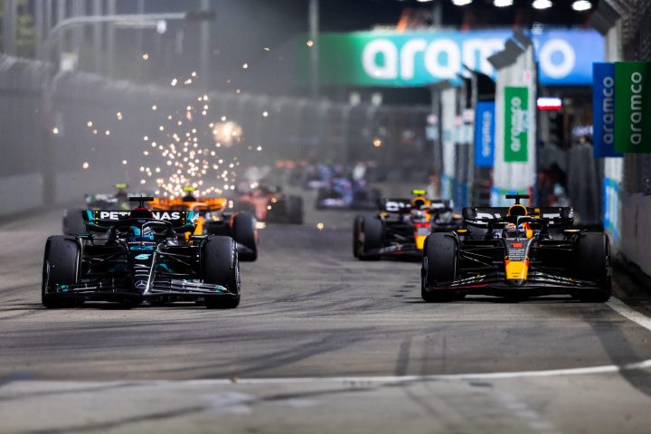 Les Red Bull (à droite au premier et second plan) se font dépasser. (Crédits : F1 Only)