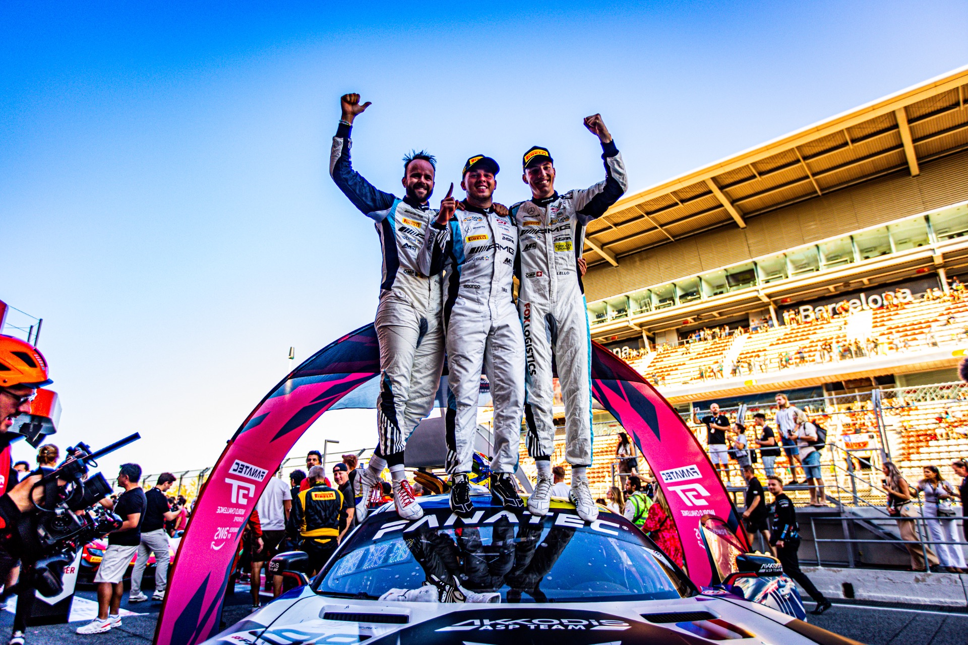 Le trio de chez Akkodis fête son titre de champion de l'Endurance Cup. (Crédits : GT World Challenge Europe / Twitter)
