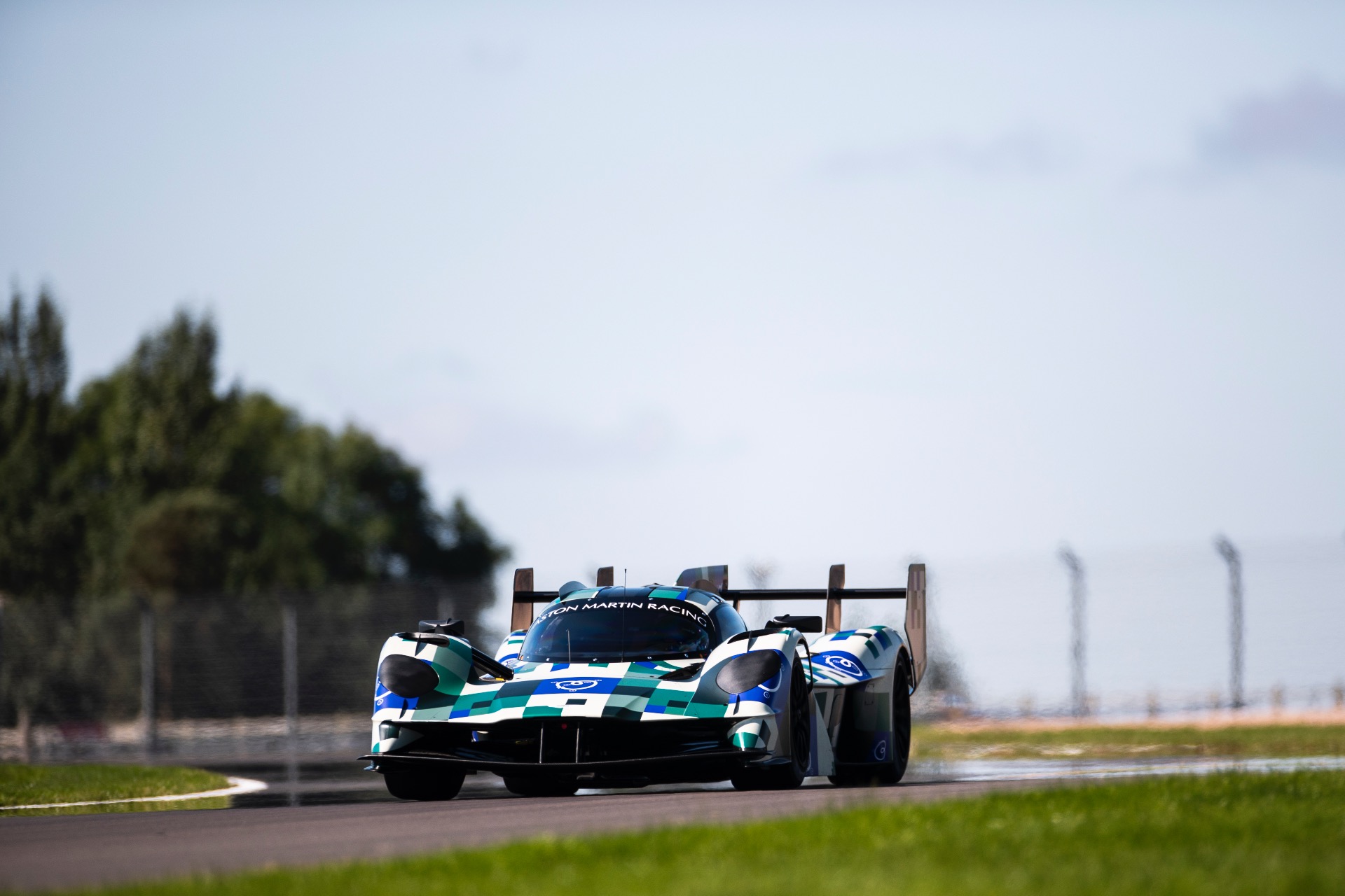 L'Aston Martin Valkyrie AMR-LMH parée des couleurs du Heart of Racing. (Crédits : Aston Martin)